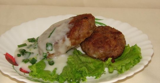 Котлеты из баранины в луковой подливе