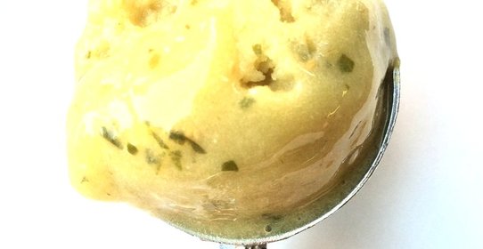 Сорбет с базиликом и белой малиной