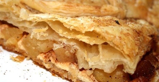 Слоеный пирог с яблоками