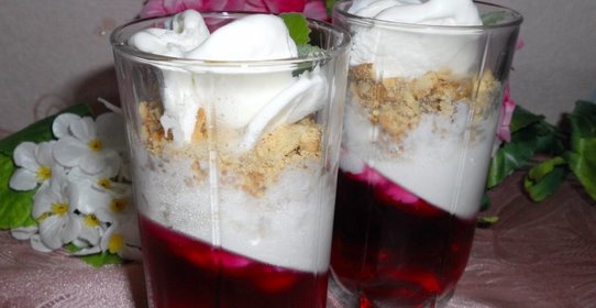 Десерт из желе и мороженого