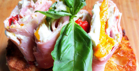 Рулетики с ветчиной на поджаренном хлебе