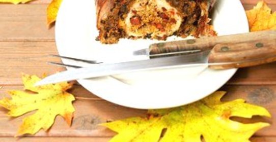 Жареная утка, фаршированная рисом, орехами и ароматными травами