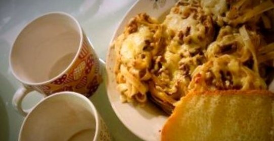 Гнёзда с фаршем на сковороде