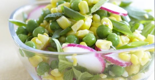 Салат из кукурузы, зеленого горошка и редиски