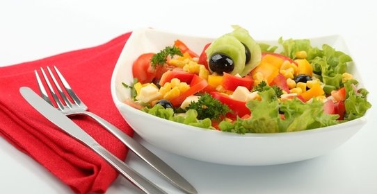 Салат с кукурузой, сыром, помидорами