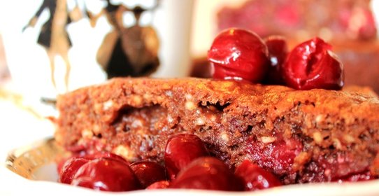 Шоколадный пирог с вишней