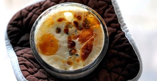 Яйца с лососем, запеченные в духовке