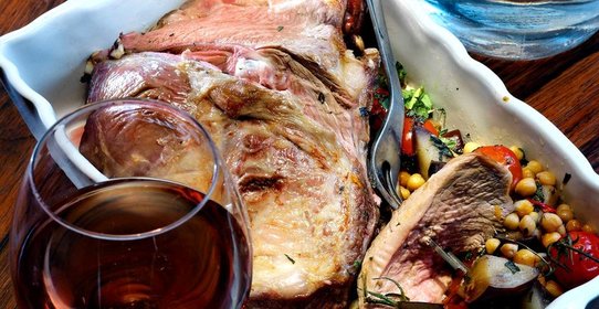 Баранье жиго с теплым салатом из баклажанов и нута