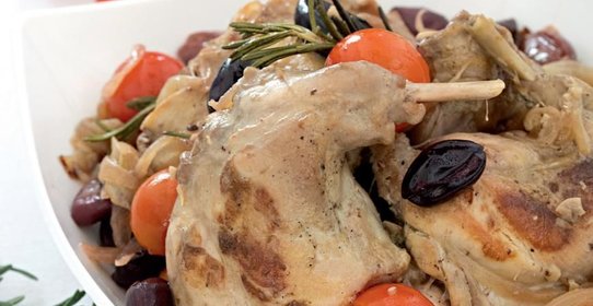Кролик с маслинами и розмарином