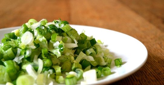 Салат из зеленого лука