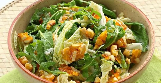 Зеленый салат с миндалем