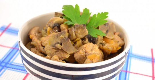 Свинина тушеная с шампиньонами