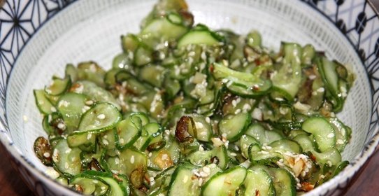 Салат из огурцов с чесноком