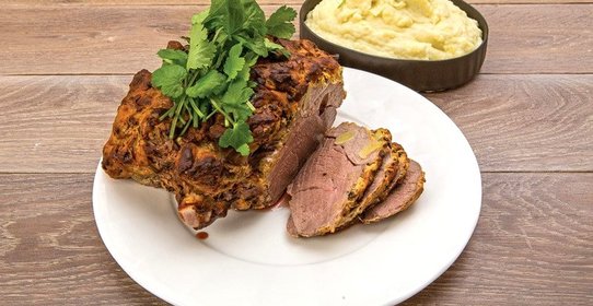 Баранья нога, запеченная в панировке из горчицы и ароматных трав, с картофельным пюре