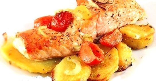 Лосось с картофелем, запеченный в духовке