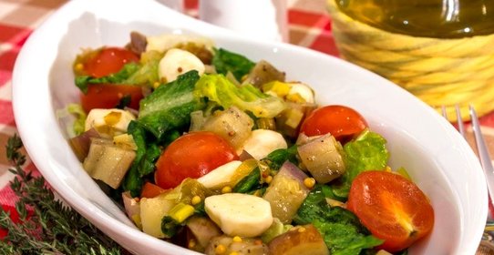 Салат с баклажанами, помидорами и моцареллой