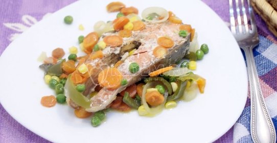 Кижуч запеченный с овощами