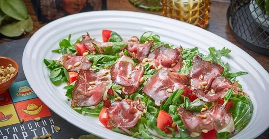 Листья салата с вяленой говядиной и томатами