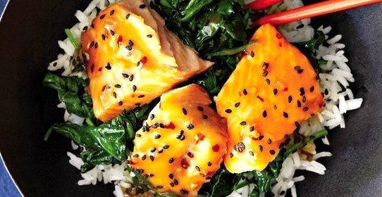 Лосось под лаймовым дрессингом в миске по‑азиатски