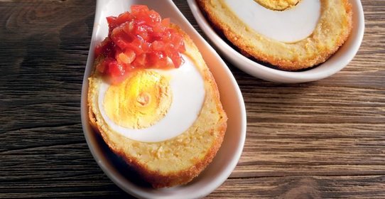 Яйца по-королевски с луковым чатни