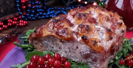 Свинина с брусничным соусом с красной смородиной