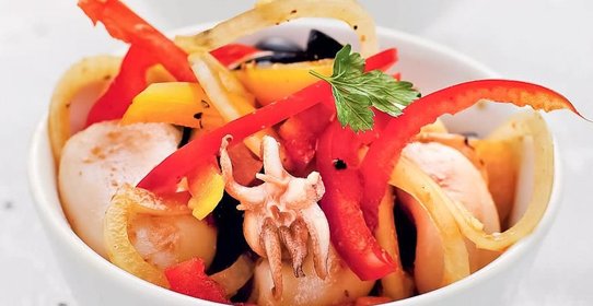 Салат из кальмара с перцем и маслинами