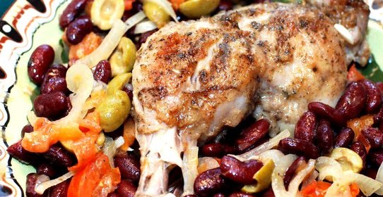 Тушеная фасоль с курицей