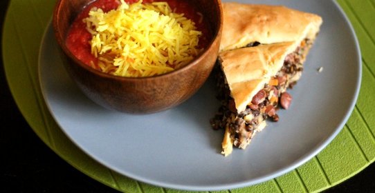 Пирог из бездрожжевого теста с красной фасолью