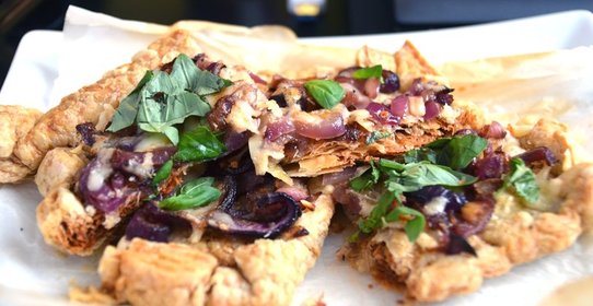 Пирог из слоеного теста с карамелизованным луком и сыром