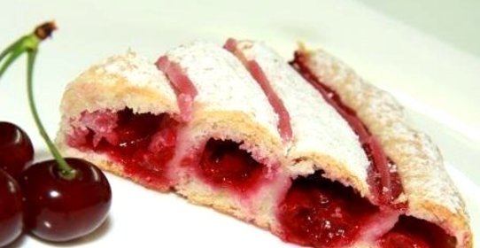 Кольцевой пирог с вишней