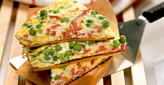 Фриттата с зеленым горошком, ветчиной и луком