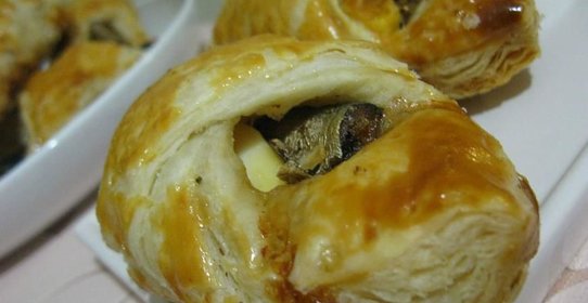 Конвертики из слоеного теста со шпротами