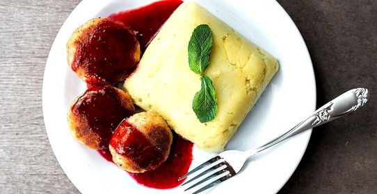 Куриные котлеты под клюквенным соусом с пюре от Робюшона