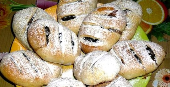 Пирожки с виноградом и орехами