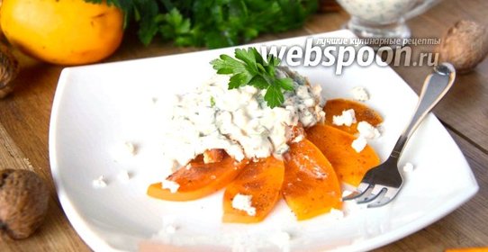 Салат с копчёной курицей, хурмой и козьим сыром