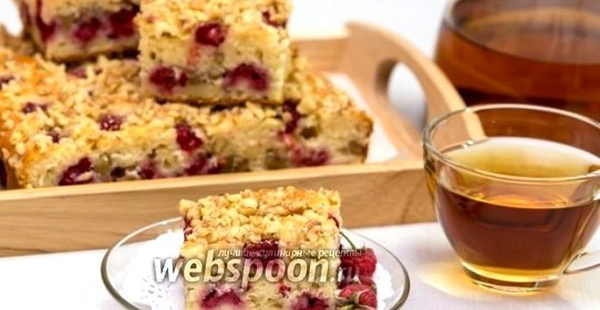 Йогуртовый пирог с малиной и орехами