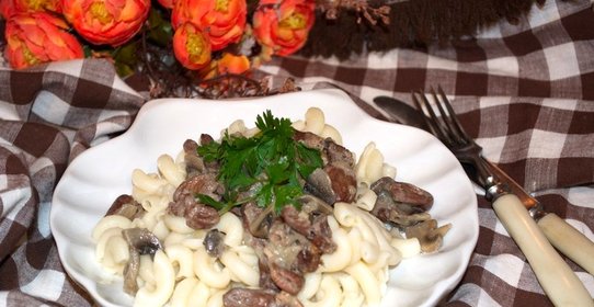 Куриные сердечки в сметане с грибами