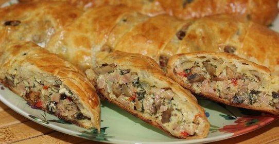 Пирог Косичка из слоеного теста с сыром и ветчиной