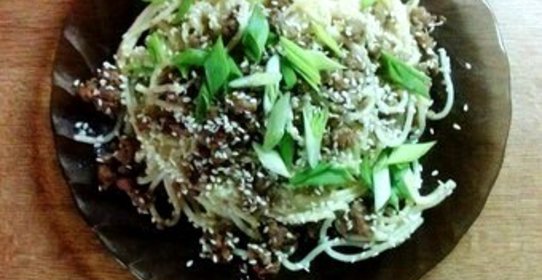 Стир-фрай из свинины с яичной лапшой