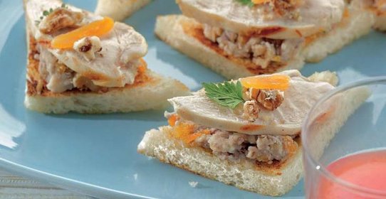 Тосты с куриной грудкой и паштетом из бобов