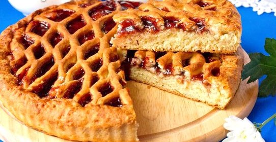 Дрожжевой пирог с черничным вареньем