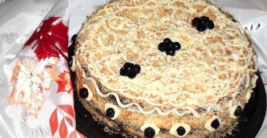 Шоколадный торт с черникой