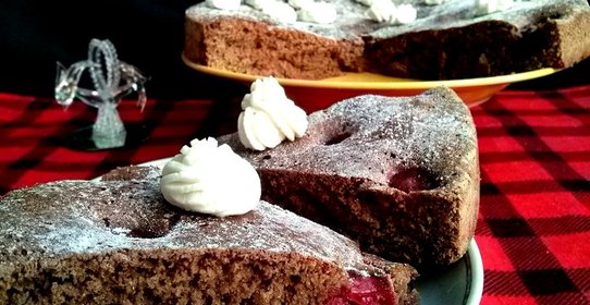 Бисквитный пирог с вишней