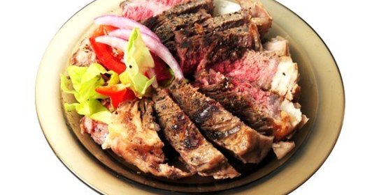 Говяжья вырезка, запеченная в прованских травах, с пармезаном