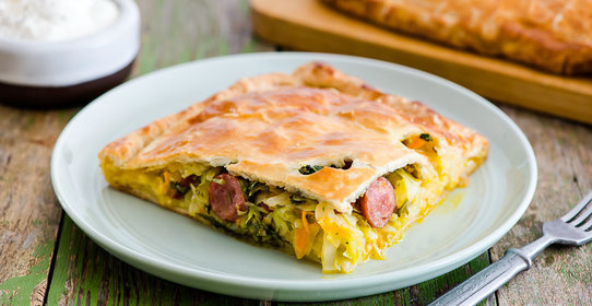 Несложный капустный пирог из слоёного теста