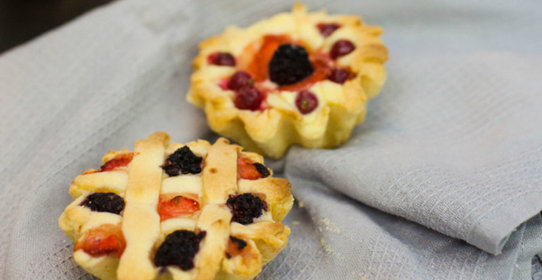 Итальянские пирожные с рикоттой и свежими ягодами