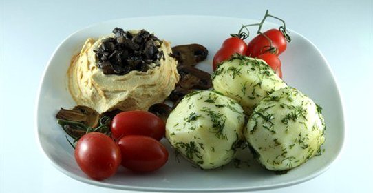 Обед из картофеля с грибами и овощными рулетами