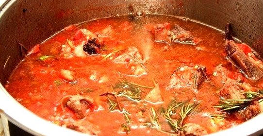 Говядина по‑итальянски в томатном соусе