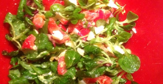 Салат с корном, радикьо и кунжутным маслом