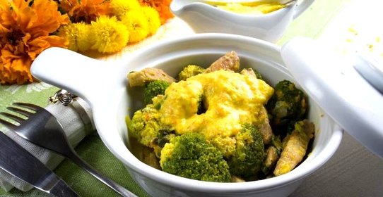 Свинина с брокколи в шафрановом соусе